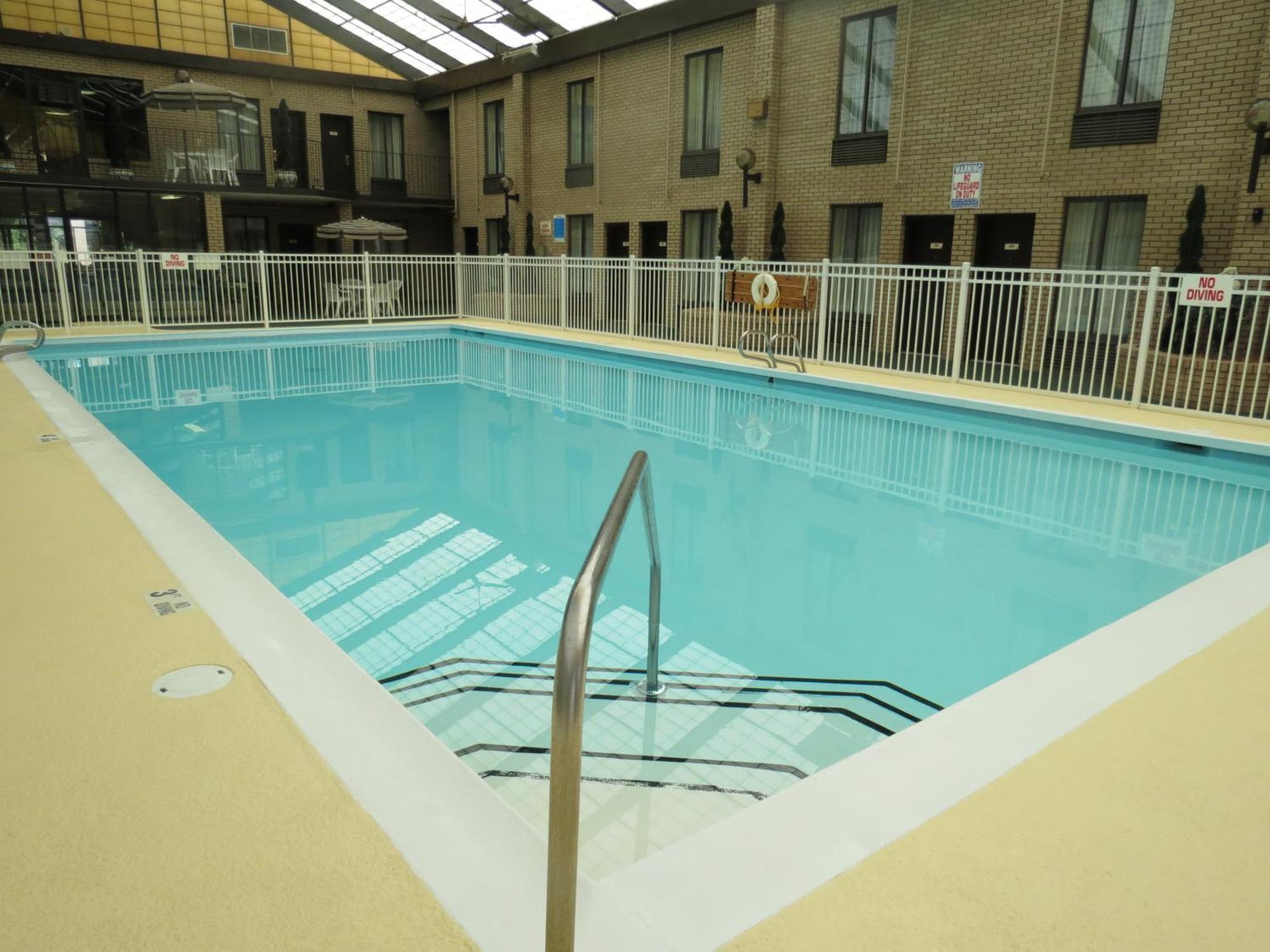 Gold Vault Inn Radcliff Екстериор снимка