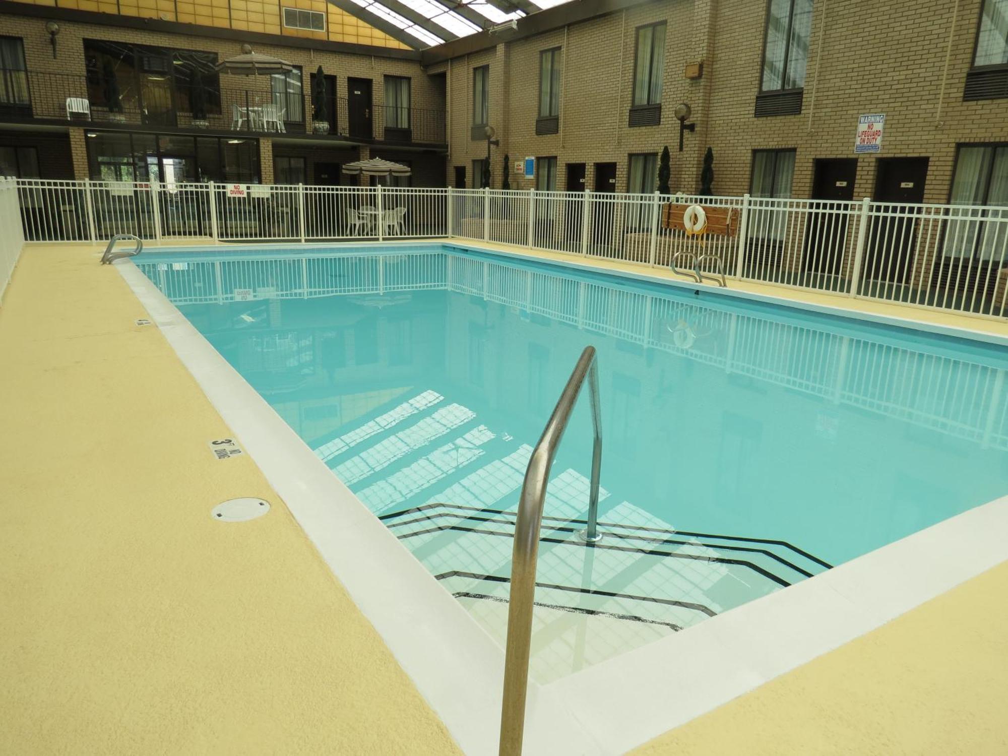 Gold Vault Inn Radcliff Екстериор снимка